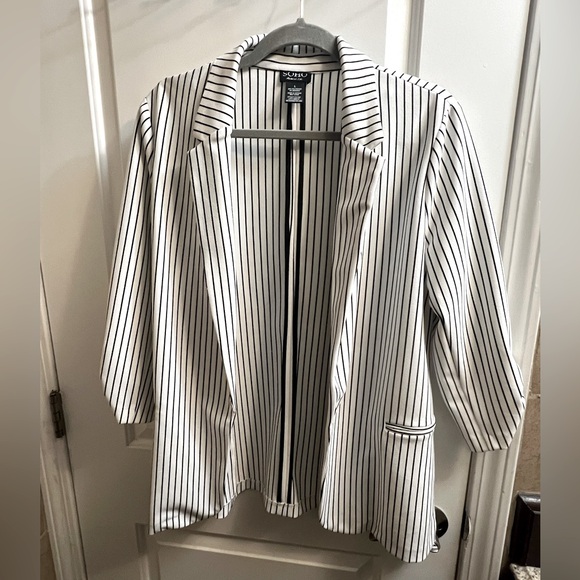 Loose blazer. White with black stripes. Excellent condition - Picture 1 of 4